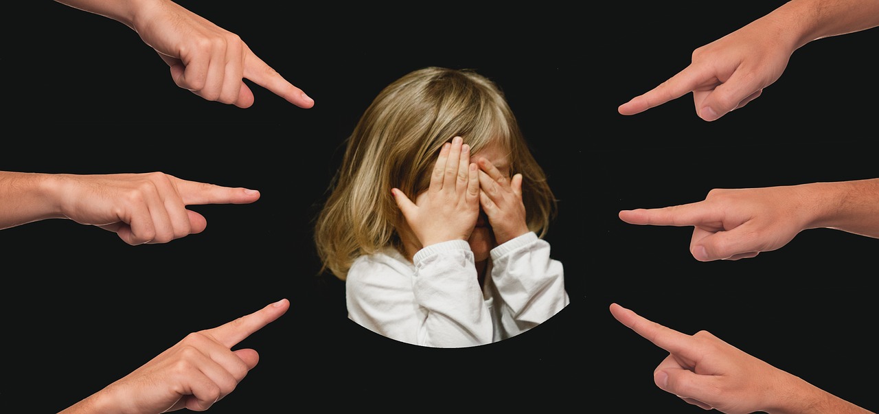 bullying, child, finger, interpret, the identified patient, show, divorce, pressure, load, fear, overload, separation, separation child, request, the reason for the divorce, debt, blame, outsider, sad, alone, cry, exclusion, oppression, symbolic, psyche